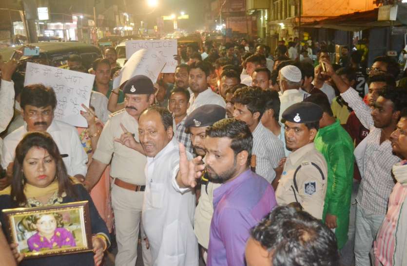 Were going to pay homage, police stopped कैंडल जलाकर श्रद्धांजलि देने जा रहे थे कांग्रेसी, पुलिस ने रोका तो जमकर की नारेबाजी