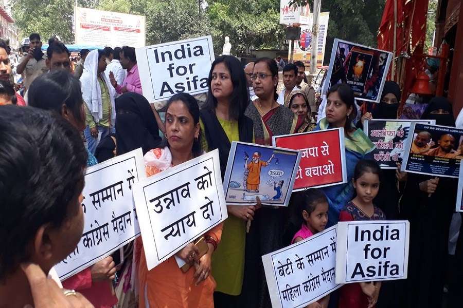 उन्नाव रेप प्रकरण के विरोध में महिला कांग्रेस का प्रदर्शन