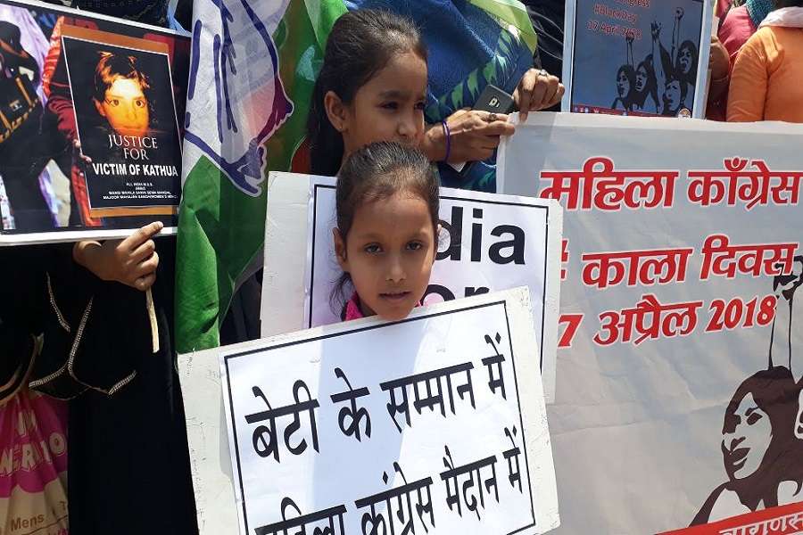 उन्नाव रेप प्रकरण के विरोध में महिला कांग्रेस का प्रदर्शन