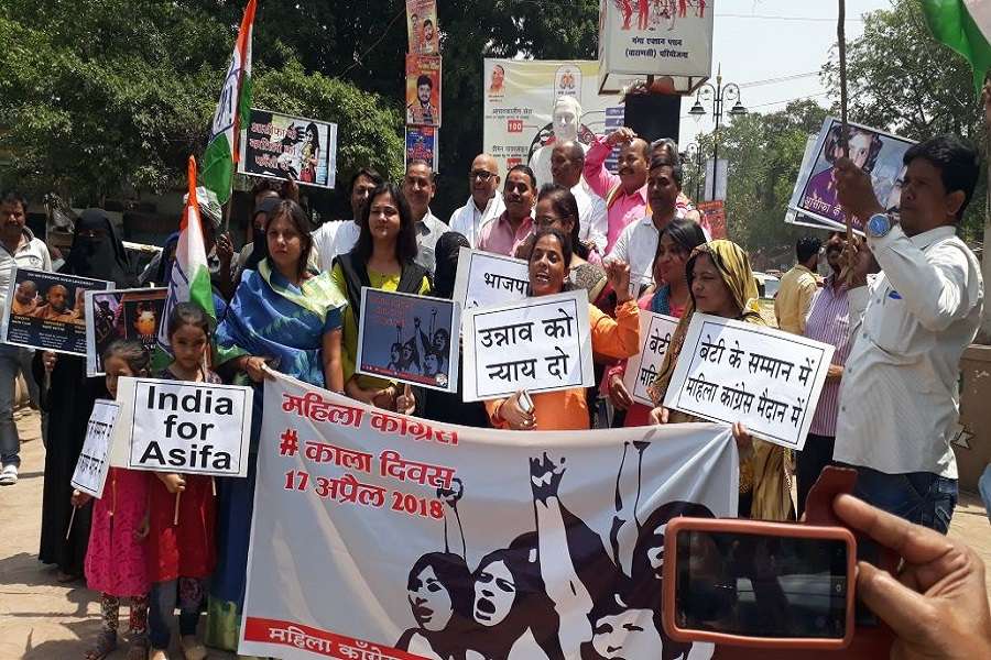 उन्नाव रेप प्रकरण के विरोध में महिला कांग्रेस का प्रदर्शन