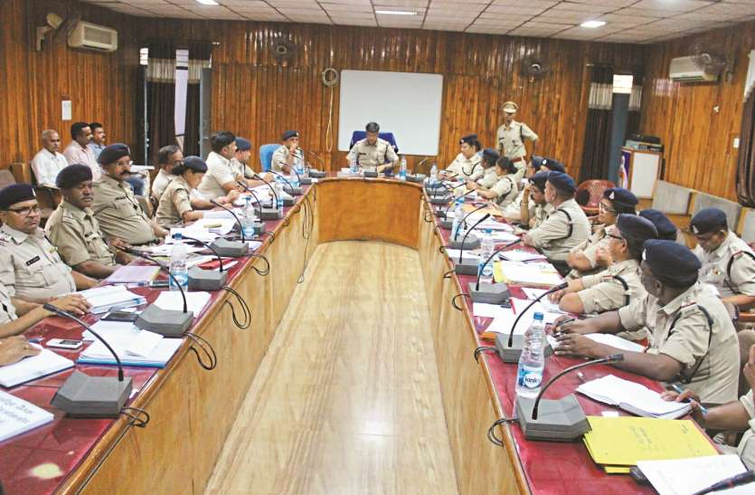 police पुलिस कर्मियों के रंग-बिरंगे पोशाक पर बोले एसपी, जोकर हैं क्या?