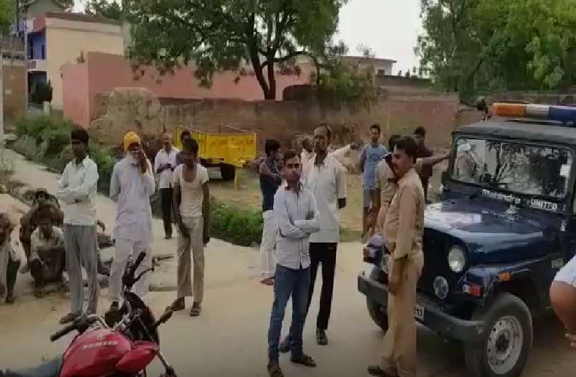 Son kills father over illegal relations with his wife बेटे ने पिता को खुरपी से उतारा मौत के घाट, पत्नी और पिता के अवैध संबंधों को लेकर था सक, देखें वीडियो
