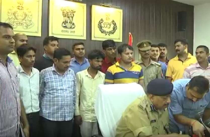 Police arrested 4 atm robbers with 67 lakhs rupee in up पुलिस ने एटीएम से चोरी हुए 67 लाख का किया खुलासा, 4 लोगों को किया गिरफ्तार, देखें वीडियो