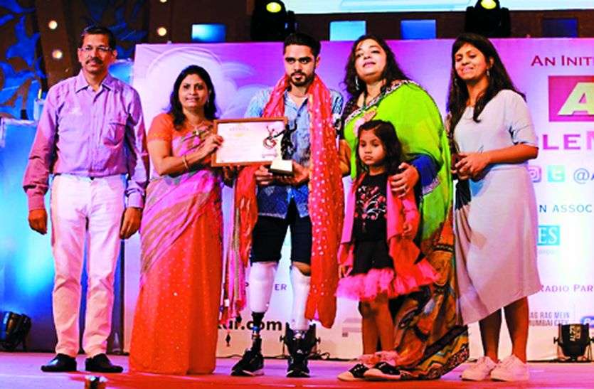 Disabled Talent Award Ceremony इस परिवार की अच्छी पहल से दिव्यांग प्रतिभाओं को अपनी कला दिखाने का मिला मौका, हासिल की कामयाबी