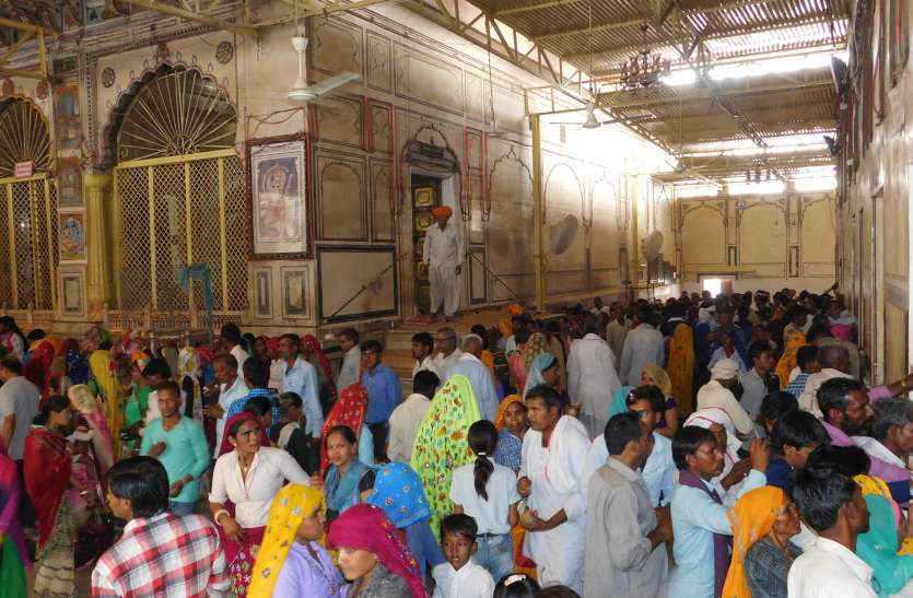 karauli दिनभर गूंजे बंशीवारे के जयकारे