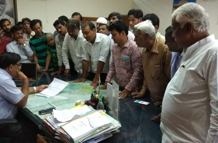Demand for the arrest of murderers, murder memorandum हत्या के आरोपितों की गिरफ्तारी की मांग, सौपा ज्ञापन