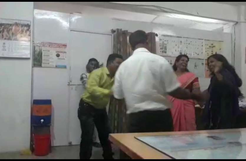 patrika ये क्या सरकारी कार्यालय में जमकर लगे ठुमके