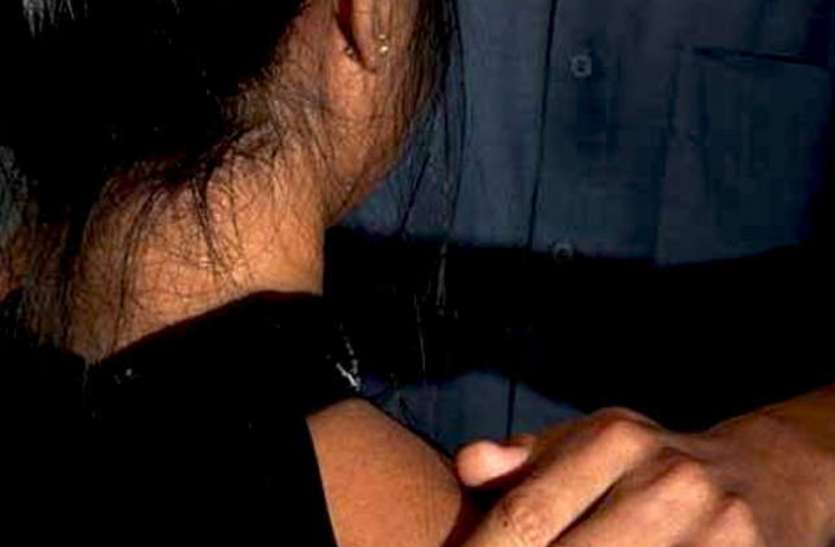 Father Rapes daughter पिता ने खुशी के लिए दोस्तों को तोहफे में दी अपनी बेटी, साथ मिलकर किया बलात्कार