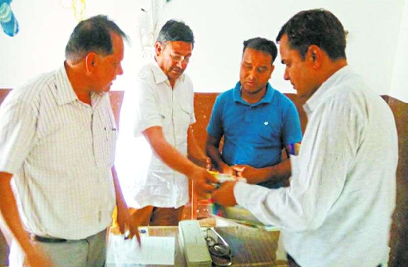 fraud doctor दसवीं पास शख्स कर रहा था दस साल से इलाज , झोलाछाप डॉक्टर की खुली पोल