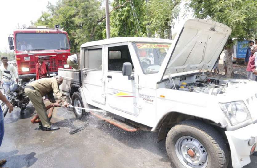 Pick-up with flames running on the road सड़क पर दौड़ती रही आग की लपटों से घिरी पिकअप, देखें वीडियो