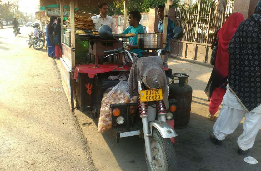 SELLING OF FAST FOOD IN E- RICKSAW IN ALWAR अलवर का ऐसा ई-रिक्शा जिसपर बिकते हैं गोल-गप्पे, एक फोन पर ही मिल रहे हैं गोल-गप्पे