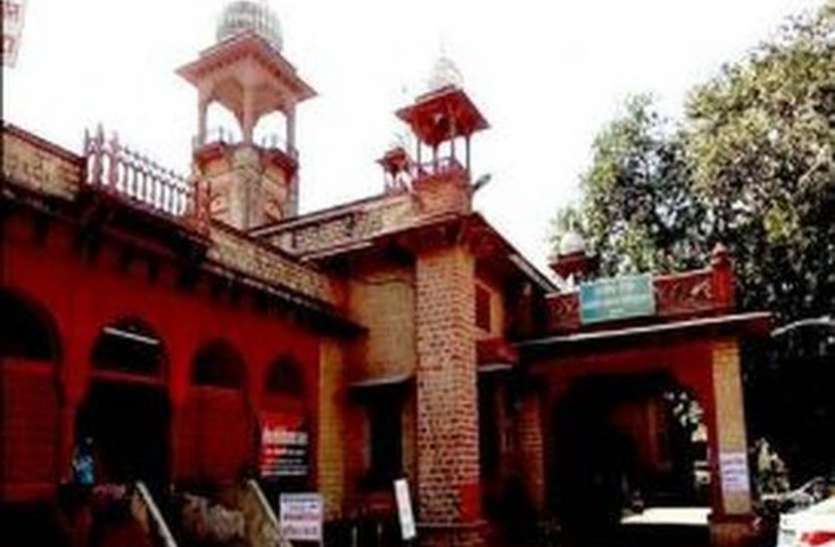 BAD BEHAVIOR OF DOCTORS OF ALWAR GENERAL HOSPITAL अलवर में मरीजों ने खोली सरकारी अस्पताल की पोल, चिकित्सकों के व्यवहार को लेकर सामने आई यह बात