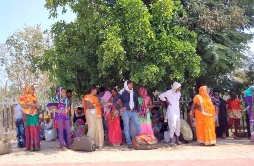 Lack of facilities at railway station रेलवे स्टेशन पर न धूप से बचने की व्यवस्था है, न ही मिलता है पीने का पानी