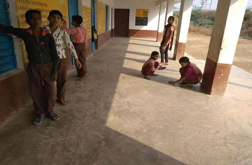 This school is a big challenge for Yogi Sarkar in auraiya up योगी सरकार के लिए ये स्कूल बना बड़ी चुनौती, बच्चे पकड़ते हैं मछलियां