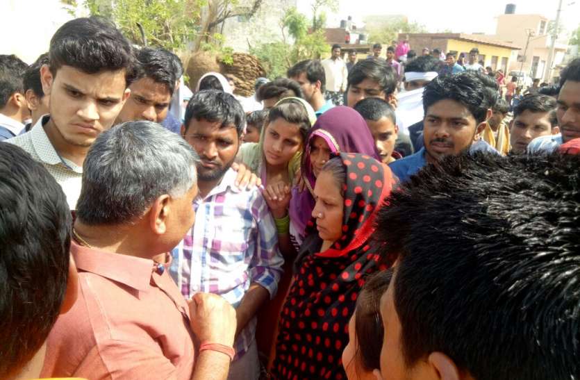 power cut 6 दिन से गायब है बिजली, आक्रोशित ग्रामीणों ने भाजपा सांसद को घेरा और फिर...