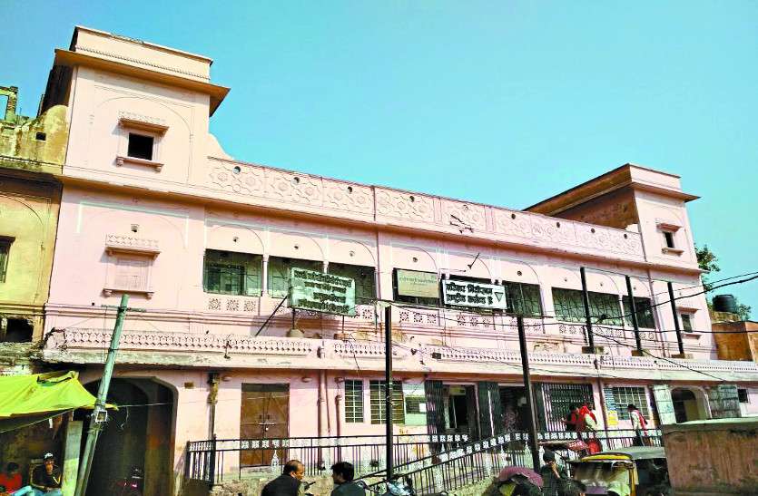 Lock on the lab for eight days आठ दिन से लैब पर ताला, मरीजों को करना पड़ रहा है परेशानी का सामना