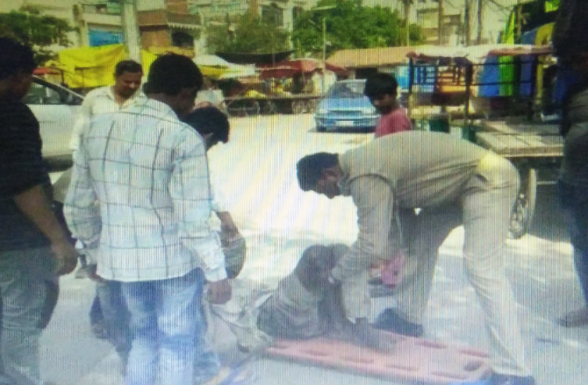 kannauj तीन बेटों ने 80 साल की बुजुर्ग माता को सड़क पर मरने के लिये छोड़ दिया