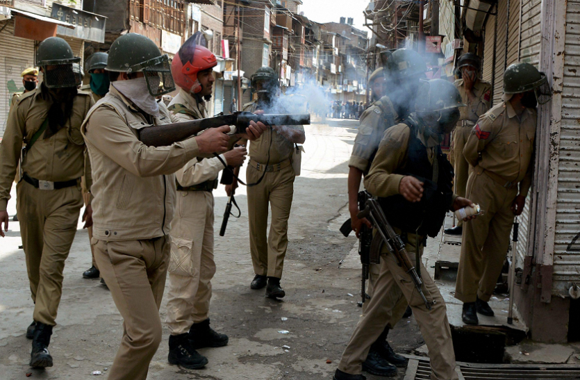 Clashes कठुआ रेप केस: जम्मू एवं कश्मीर में छात्रों की सुरक्षा बलों के साथ झड़प, अलर्ट