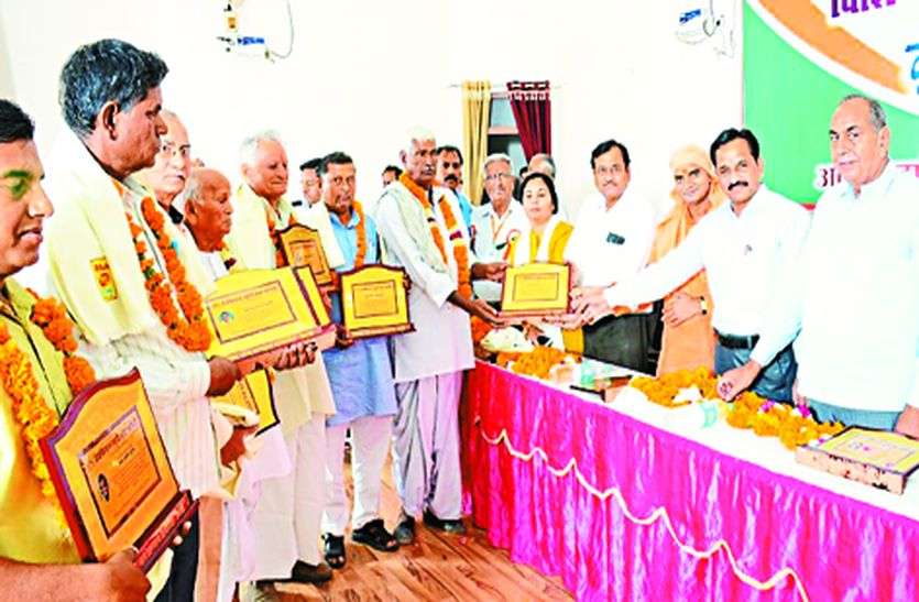 Poet conference मेरी लाश को मिले तिरंगा मरकर भी जी जाऊंगा...
