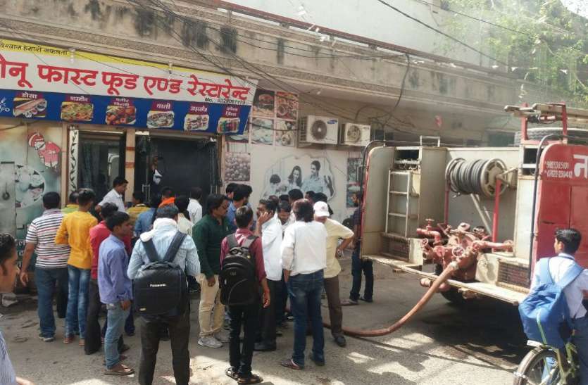 fire in restaurant in madhya pradesh,fire in fast food restaurant,restaurant fires,restaurant fires in jabalpur,common causes of kitchen fires,causes of kitchen accidents,fire accidents causes,fire accident in katni,katni,Jabalpur, रेस्टोरेंट में भड़की आग, मचा हड़कंप, देखें वीडियो