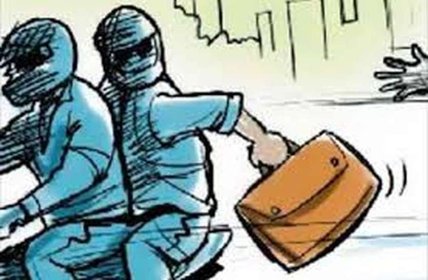 LOOT IN BHIWADI AREA OF ALWAR अलवर के भिवाड़ी में दिनदहाड़े हुई इतने लाख की लूट, इलाके में मचा हडक़ंप