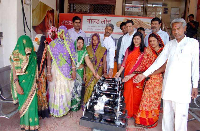 Women deliver sewing machine महिलाओं को सिलाई मशीन वितरित