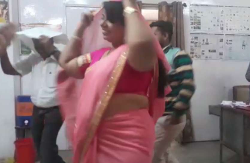 government womens officers viral video महिला अधिकारियों ने किया नागिन डांस, कलेक्टर ने किया 5 को सस्पेंड, देशभर में VIDEO वायरल