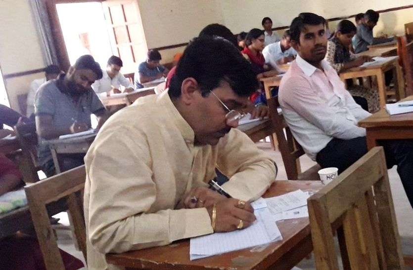 MLA Manoj nyangali exam राजस्थान विधानसभा में पिस्टल लेकर आने वाले MLA मनोज न्यांगली दे रहे कॉलेज परीक्षा, जानिए कौनसे खास विषय की लेंगे डिग्री