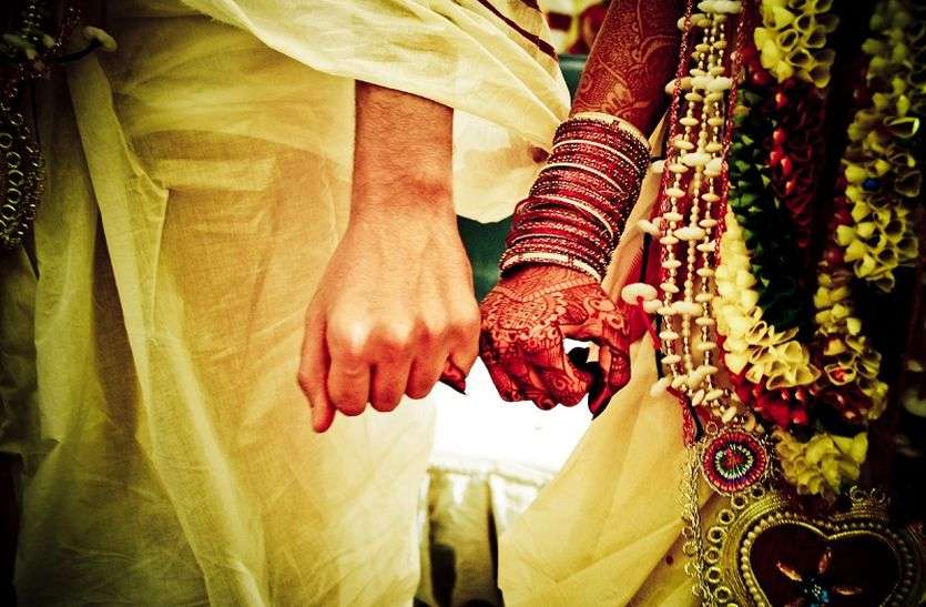 without dowry marriage अनूठी शादी: बिना सेहरे के दूल्हा ले गया अपनी दुल्हनिया