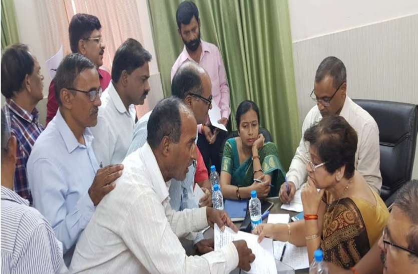 Lucknow nagar nigam, mayor sanyukta bhatia, lok mangal diwas लोक मंगल दिवस पर जनता को मिला सिर्फ आश्वासन, शिकायतें ढेर सारी, निस्तारण 10 प्रतिशत भी नहीं