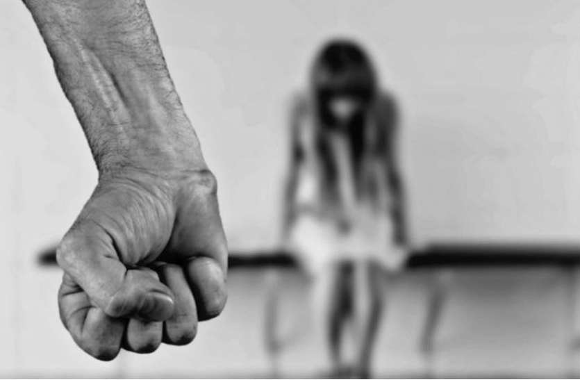 molesting her daughter शर्मनाक : मां बेटी को कमरे में बंद कर देती थी मामा के साथ, जबरदस्ती देखती थी अश्लील फिल्म