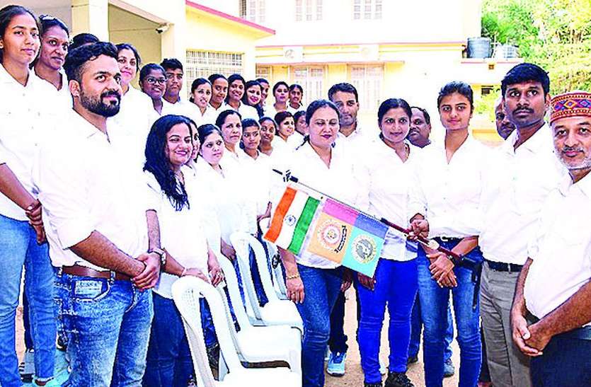 trekker 27 महिलाएं जा रही हैं बरदासर फतह करने