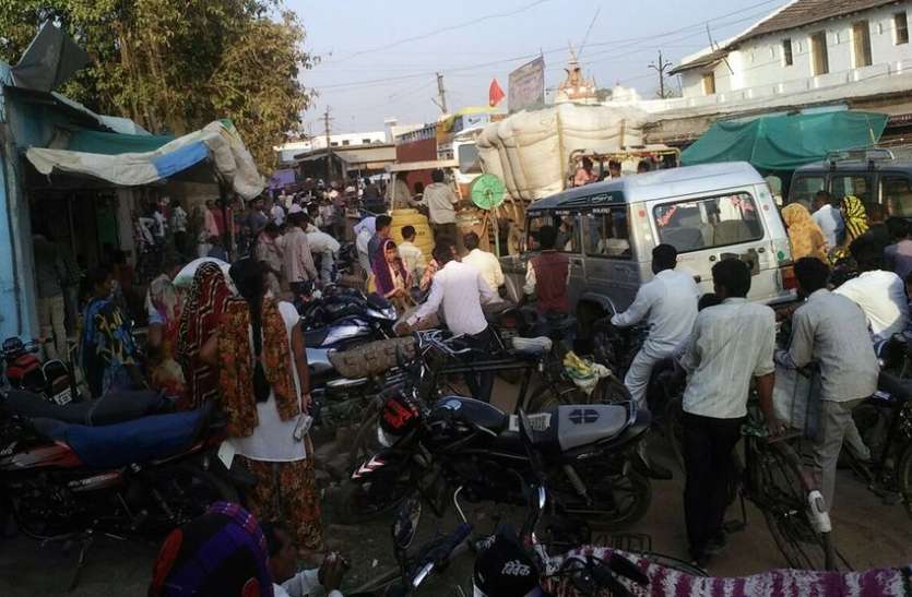 Traffic jam, people upset कराहता रहा मरीज, फिर भी नहीं ली किसी ने सुध, ये है वजह