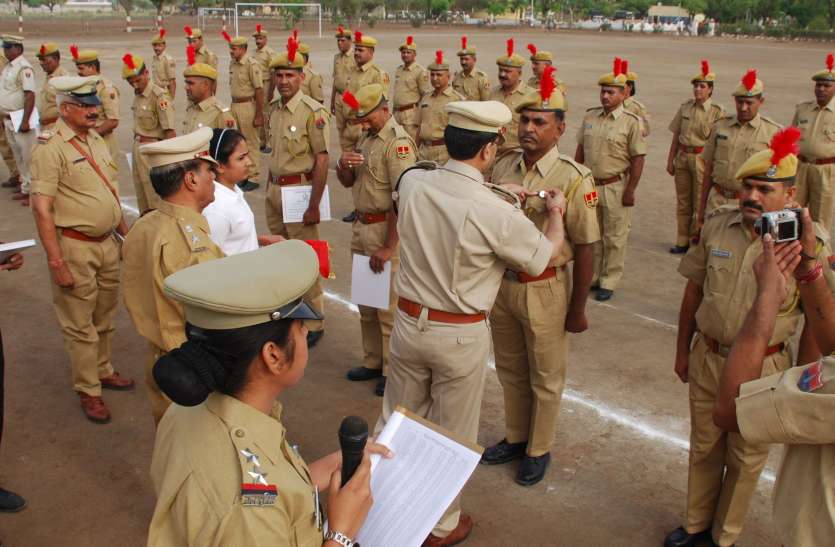 पुलिस स्थापना दिवस समारोह पूर्वक मनाया पुलिस दिवस पर 136 जवानों को सेवा चिह्न से नवाजा
