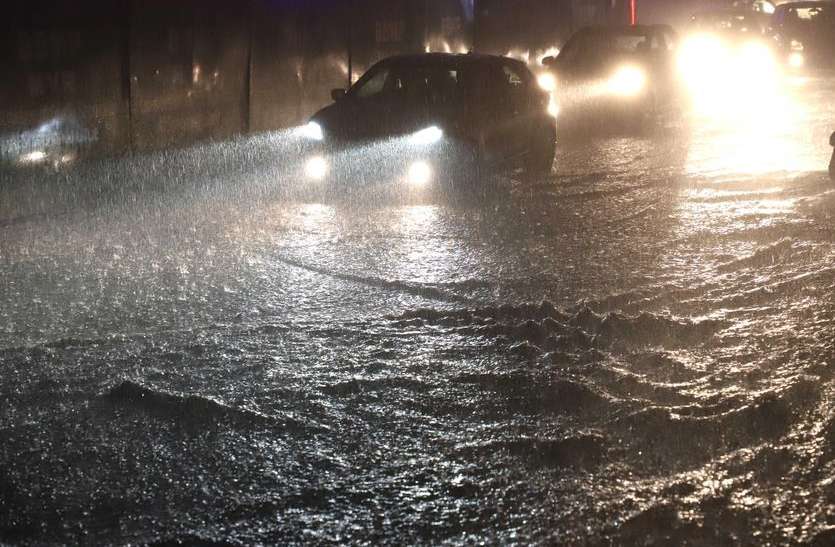 rainy दिन में चुभती गर्मी के बाद शाम ढले तेज बारिश से नहाया शहर