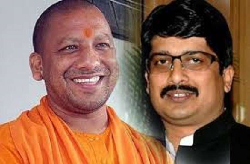 CM Yogi Adityanath and Raja Bhaiya बीजेपी, अपना दल व राजा भैया के बीच में फंसी यह सीट , सीएम योगी किसे दिलायेंगे टिकट