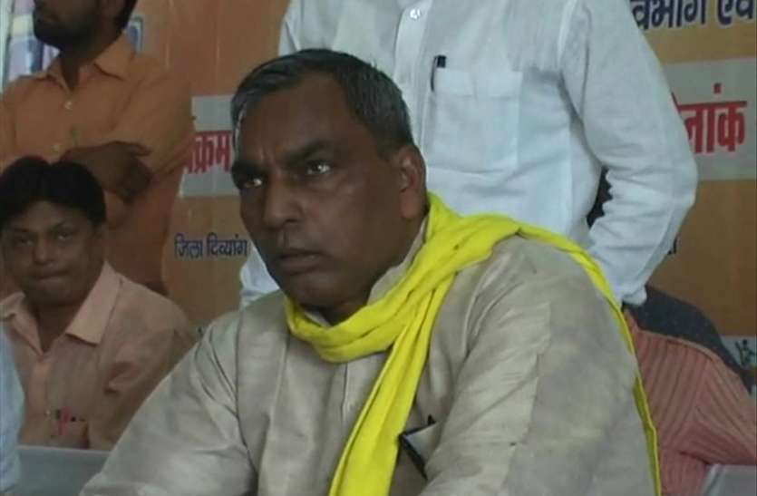 mahoba कैबिनेट मंत्री ने दिव्यांगों को बांटे उपकरण, सपा पर किया जमकर प्रहार