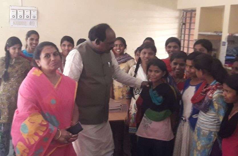 mp minister news मध्यप्रदेश के इन मंत्री के सामने पीएम से लेकर सीएम तक यहां रहे गायब, नप गई छात्रावास अधीक्षक