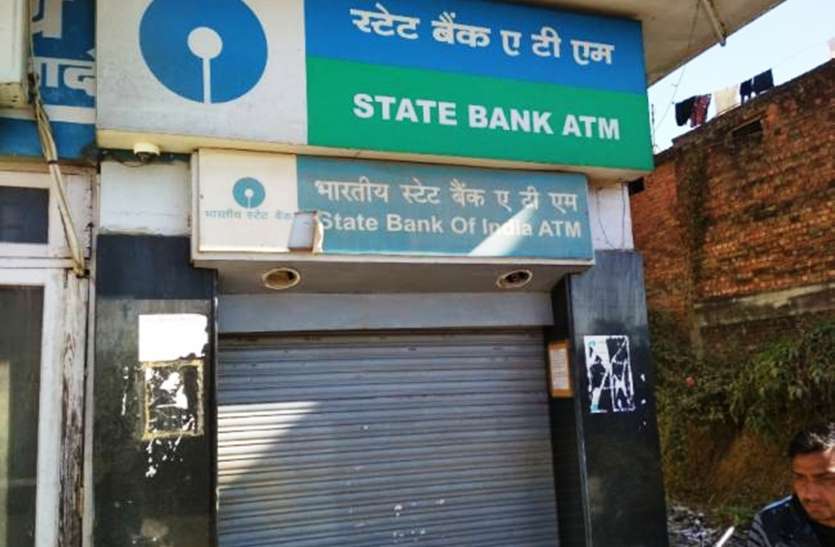शहर में करीब 14 सौ एटीएम खाली, ग्राहकों को बैंकों में लाइन लगानी पड़ी कानपुर के एटीएम हुए कंगाल, पैसे नहीं होने से ग्राहक परेशान