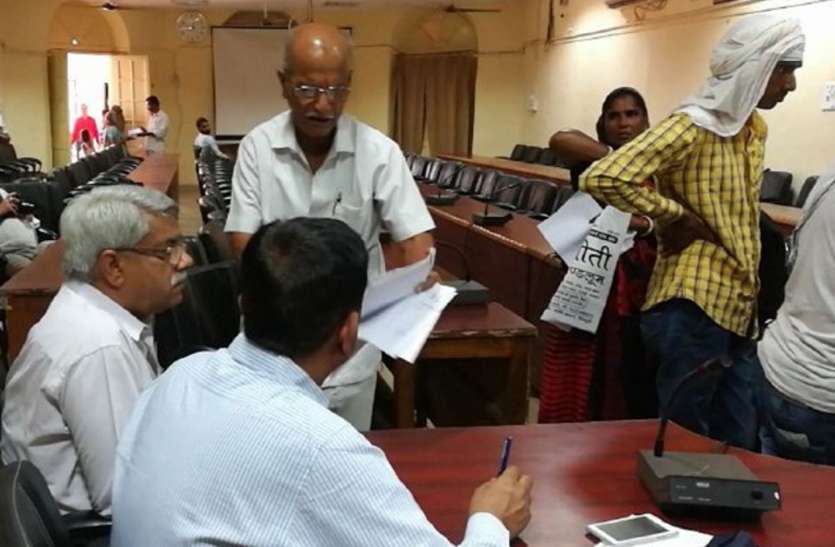 Public hearing, old age, administration, corruption, allegation, harassment, complainant, shivpuri news, shivpuri news in hindi, mp news सही जांच नहीं हुई तो कर लूंगा आत्महत्या