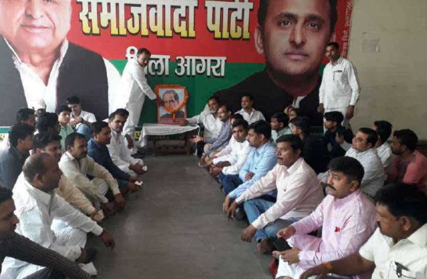 Chandra Shekhar पूर्व प्रधानमंत्री स्व. चंद्रशेखर का जन्मदिवस मनाते हुए, सपा नेताओं ली ये शपथ