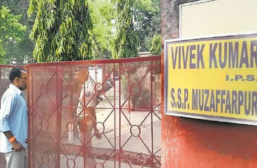 SSP Muzaffarpur मुजफ्फरपुर: नोटबंदी के 16 महीने बाद SSP विवेक कुमार के घर से मिले 45 हजार के पुराने नोट