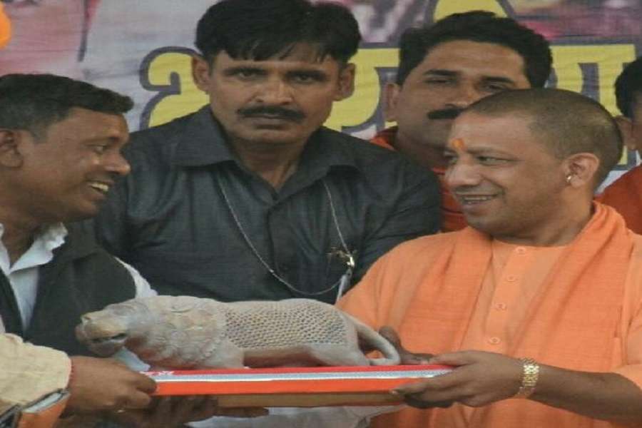 शिल्पी बच्चा लाल मौर्य सॉफ्ट स्टोन जाली वर्क का नमूना सीएम को भेट करते