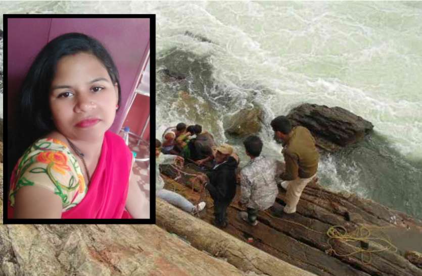 married woman commits suicide in narmada विवाहित महिला ने नर्मदा में कूदकर की आत्महत्या- देखें वीडियो