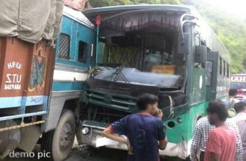 road accident in katni कटनी में ट्रक-बस में भिड़ंत, आधा दर्जन घायल