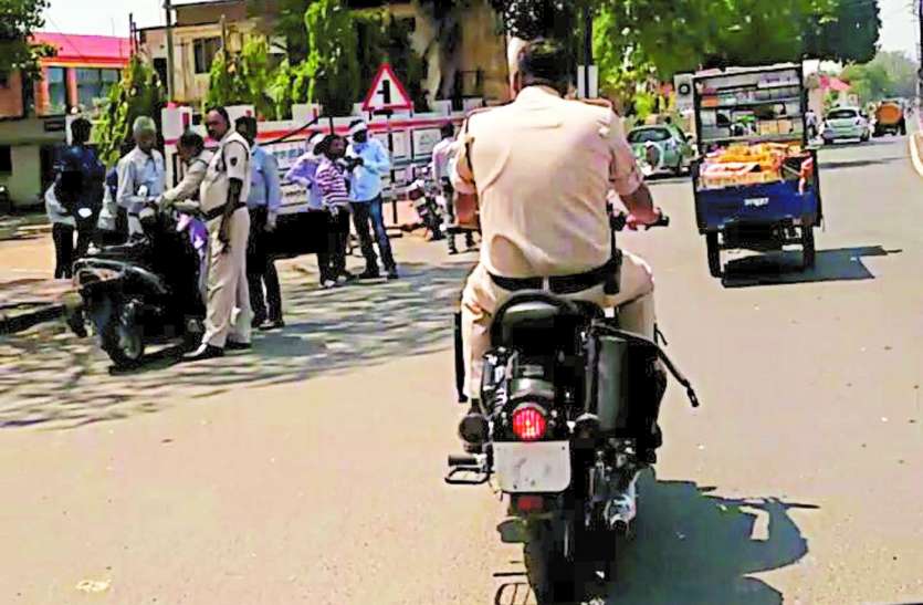 Policeman helmet without शहरभर में हुई जांच लेकिन किसी ने हिम्मत नहीं दिखाई इन्हें रोकने की