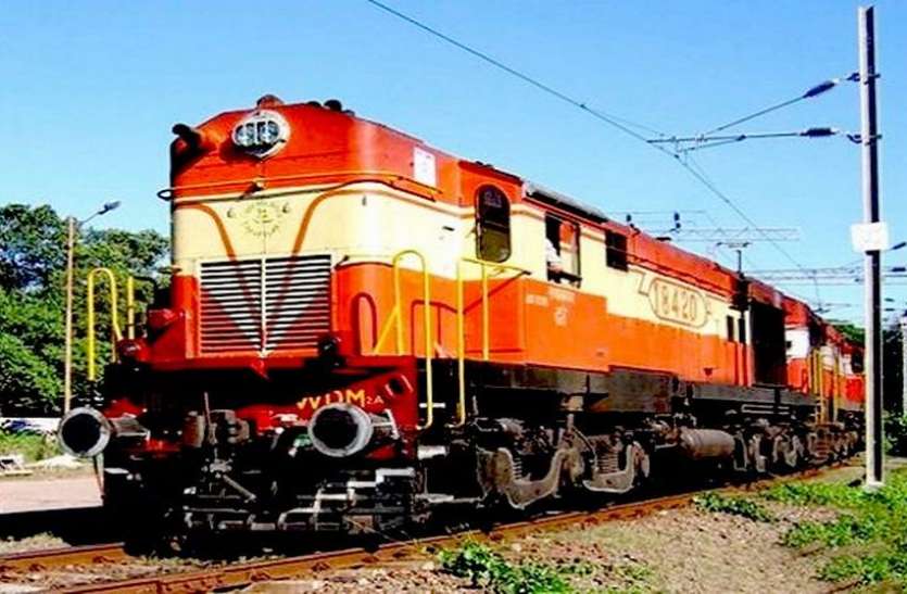 special train छुट्टियों में स्पेशल ट्रेनों का इंतजार, आरक्षण के लिए मारामारी