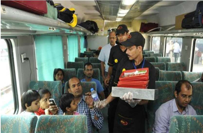 train खुशखबरी! रेलवे ने दिया यात्रियों को नया तोहफ़ा, अब सस्ती हुई ये सेवाएं