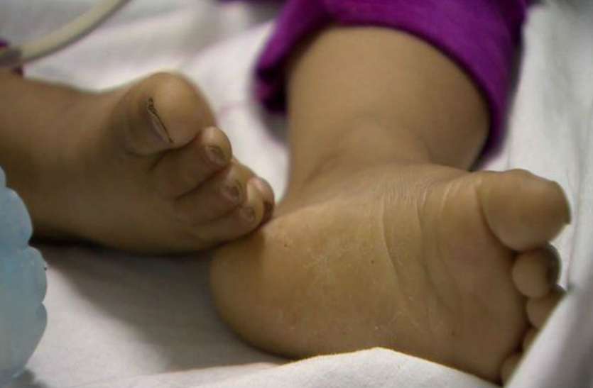 child कठुआ के बाद एटा में आठ साल की बच्ची की रेप के बाद हत्या, विधायक ने लगाया दस लाख का मरहम
