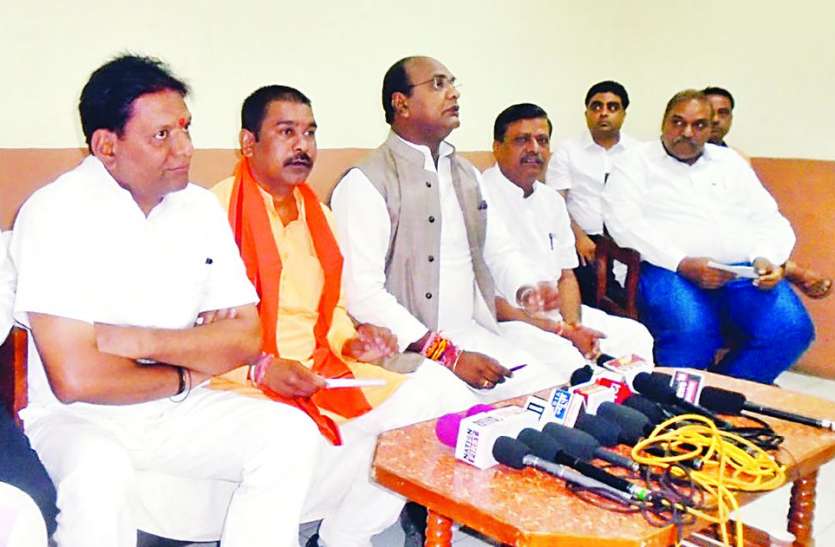 alirajpur news मीट मार्केट शहर के बाहर लगवाएं